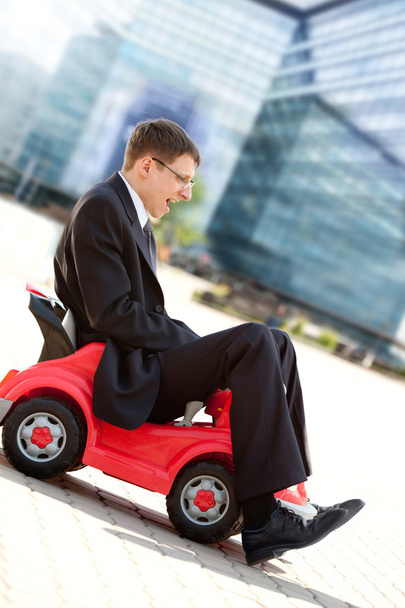 Geschäftsmann und rotes Spielzeugauto - Foto, Bild