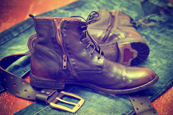 Pantalones vaqueros azules, zapatos de cuero, cinturón de cuero con hebilla
 - Foto, imagen
