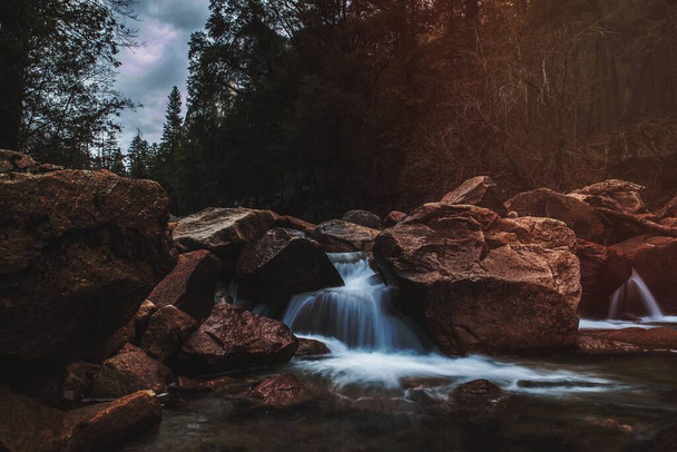 Река Мерсед в национальном парке Йосэмите, США - Фото, изображение