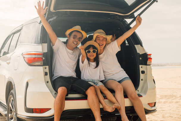 Happy family travel on beach, Family with car road trip at sea on summer, Happy family having fun on beach together, Family travel on summer vacation concept - Фото, изображение