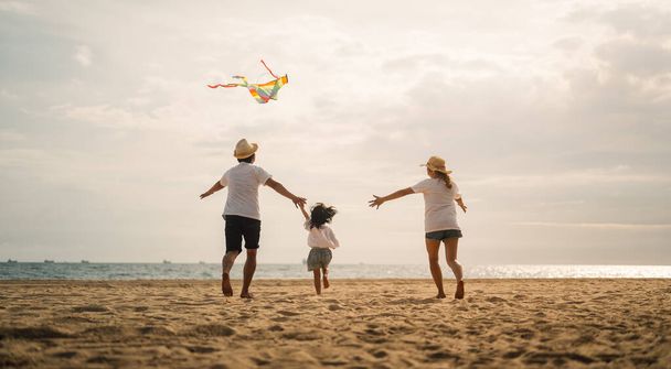 Счастливое семейное путешествие на пляже, Семья с автомобильной поездкой на море летом, Счастливая семья, весело проводящая время на пляже вместе, Семейное путешествие на концепции летнего отдыха - Фото, изображение