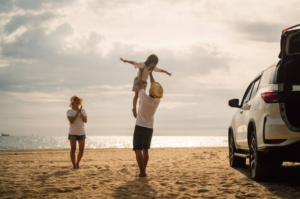 ビーチでの幸せな家族旅行、夏に海での車のロードトリップを持つ家族、一緒にビーチで楽しい家族、夏休みのコンセプトでの家族旅行 - 写真・画像