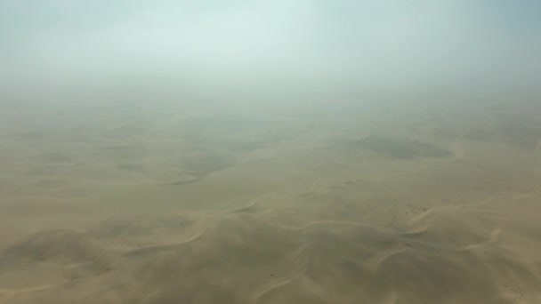 Хмари, пейзаж та пісок з пустелею з видом на літак для природи, пригод та навколишнього середовища. Відкриття, подорож та розташування з дюнами з неба для призначення, транспірації та клімату. - Кадри, відео