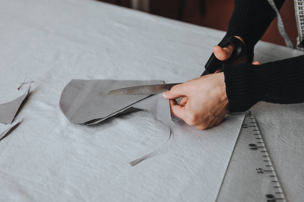 Дизайнерская работа по резке куска ткани ножницами, концепция предпринимателя. - Фото, изображение
