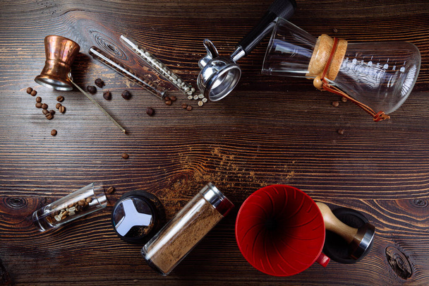 Gereedschap voor het maken van professionele espresso koffie en koffiebonen op een houten achtergrond. Plat gelegd. Kopieerruimte - Foto, afbeelding
