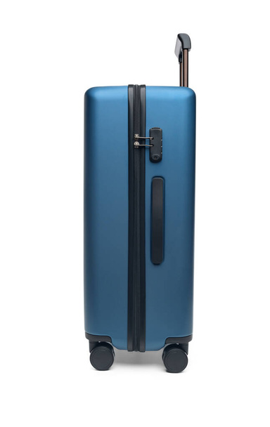 Velký polykarbonátový kufr izolovaný na bílém pozadí. Cestovní kufr izolované na bílém pozadí. - Fotografie, Obrázek