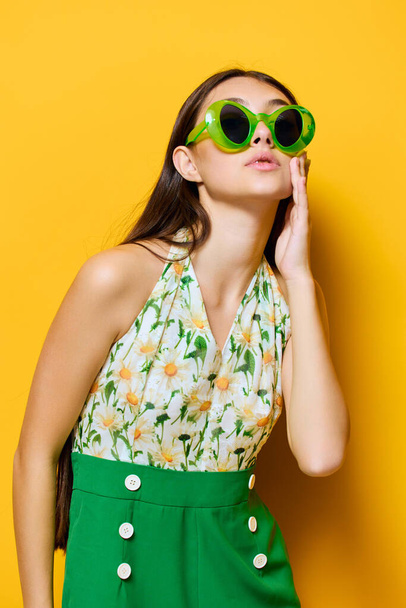 vrouw jong gelukkig schattig emotie zonnebril geel mooi creatief gezicht mode glimlach model jumpsuit slank stijlvolle stijl groen Kaukasisch brunette brunet - Foto, afbeelding