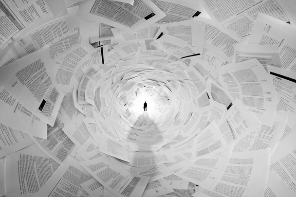 Empresario al final del túnel de documentos
 - Foto, Imagen