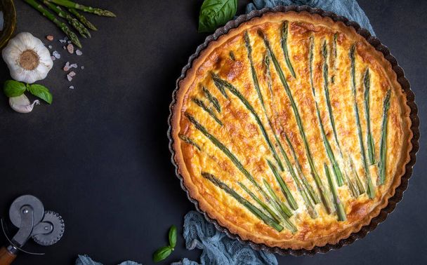Asparagus tart, vegan quiche homemade pastry, healthy foods - Foto, afbeelding