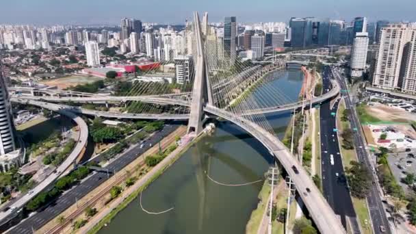 Kabelový most v centru Sao Paulo Brazílie. Most Cityscape. Dopravní cesta. Sao Paulo Brazílie. Městská krajina. Kabelový most v centru Sao Paulo Brazílie. - Záběry, video