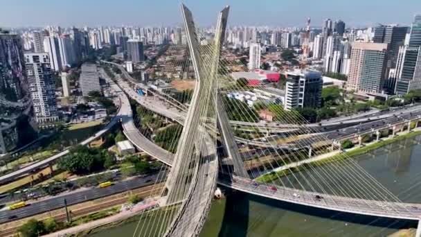 Cable Bridge At Downtown Em São Paulo Brasil. Ponte Cityscape. Estrada de trânsito. São Paulo Brasil. Paisagem urbana. Ponte de cabo no centro de São Paulo Brasil. - Filmagem, Vídeo