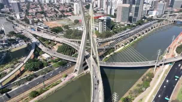 Cable Bridge At Downtown Em São Paulo Brasil. Ponte Cityscape. Estrada de trânsito. São Paulo Brasil. Paisagem urbana. Ponte de cabo no centro de São Paulo Brasil. - Filmagem, Vídeo