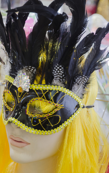 Manöken lány szőke, fekete maszkkal Purim karnevál - Fotó, kép