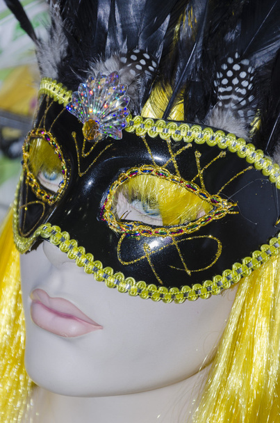 Manöken portré lány szőke, fekete maszkkal Purim karnevál - Fotó, kép