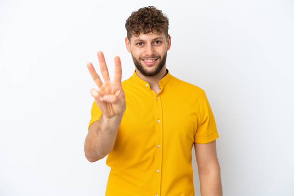 Νεαρός όμορφος καυκάσιος άντρας απομονωμένος σε λευκό φόντο ευτυχισμένος και μετρώντας τρία με δάχτυλα. - Φωτογραφία, εικόνα