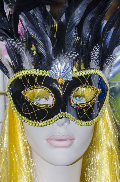 Manöken lány szőke holiday Purim karnevál fekete maszkkal - Fotó, kép