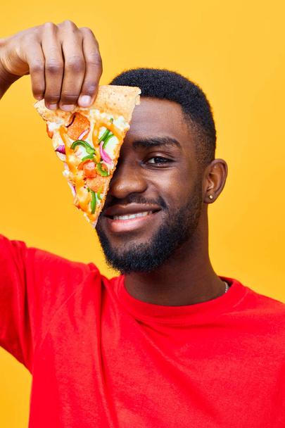 Mann amerikanisch studio konzept fast pizzeria glücklich schwarz essen bärtig hintergrund lebensstil hungrig afrikanisch maskulin genießen diät lieferung pizza lächeln isoliert kerl mahlzeit essen - Foto, Bild