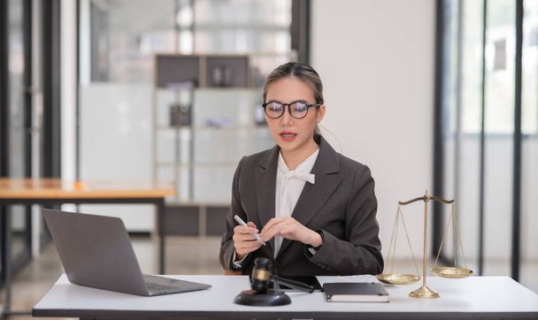 avocat ou juge consulter avoir une réunion d'équipe avec le client, le droit et les services juridiques concept - Photo, image
