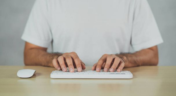 Crop kuva käsi mies kirjoittamalla valkoinen näppäimistö. Freelance liikemies hakukone tai käyttämällä chat gpt tekniikka AI työskentelyyn videopuheluiden konferenssi tai seacrh työtä tai selata internetiä kannettavalla tietokoneella. - Valokuva, kuva