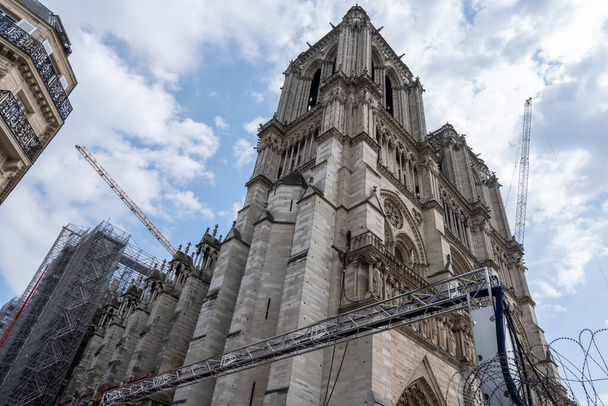 Berühmte Kathedrale Notre Dame Paris unter einer schweren Konstruktion. Berühmte katholische Kathedrale in Paris - Foto, Bild
