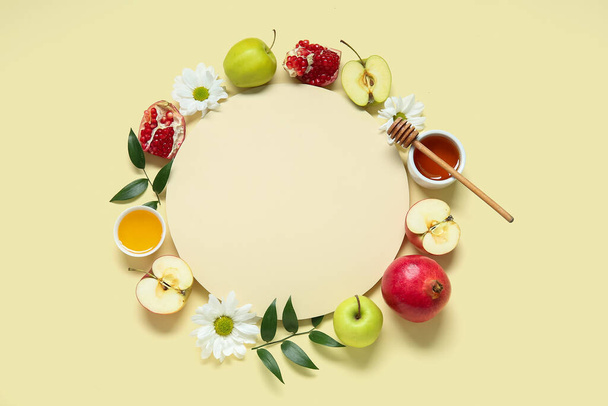 Composizione con carta bianca, frutta fresca, miele e fiori su sfondo a colori. Rosh hashanah (Capodanno ebraico) celebrazione - Foto, immagini