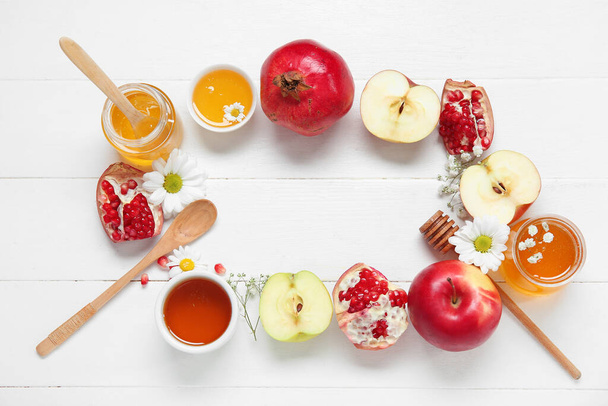 Runko tuoreita hedelmiä, kukkia ja hunajaa valkoisella puupohjalla. Rosh hashanah (Juutalainen uusivuosi) juhla - Valokuva, kuva