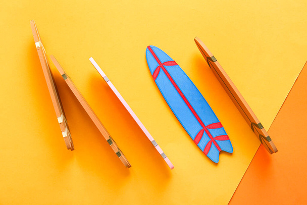 Mini surfplanken op kleur achtergrond - Foto, afbeelding