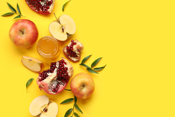 Komposition mit reifen Früchten und Honig auf gelbem Hintergrund. Rosch Haschana (jüdisches Neujahr) - Foto, Bild