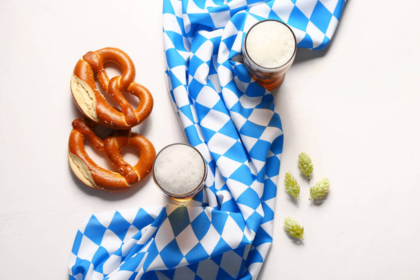 Σημαία Βαυαρίας, κούπες με μπύρα και πρέτζελ σε λευκό φόντο - Φωτογραφία, εικόνα