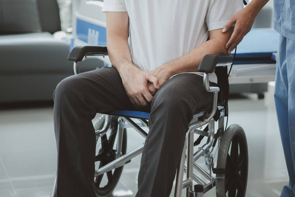 Mężczyzna na wózku inwalidzkim poddawany badaniom lekarskim u lekarza specjalisty, leczący urazy Uzyskanie leczenia od lekarza specjalisty może uzyskać właściwe i właściwe leczenie - Zdjęcie, obraz