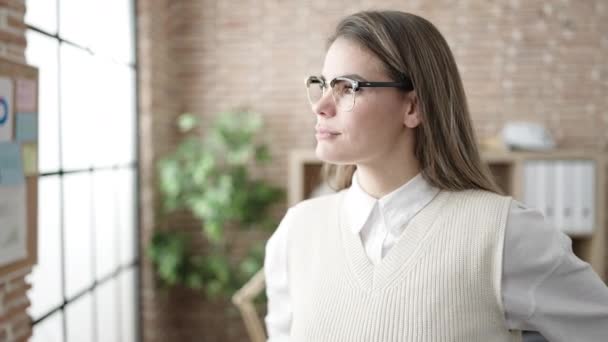 Νεαρή όμορφη ισπανόφωνη επιχειρηματίας που ψάχνει να ρίξει το παράθυρο στο γραφείο - Πλάνα, βίντεο