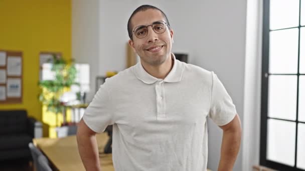 Молодой латиноамериканец бизнесмен улыбается уверенно пожимая руку в офисе - Кадры, видео