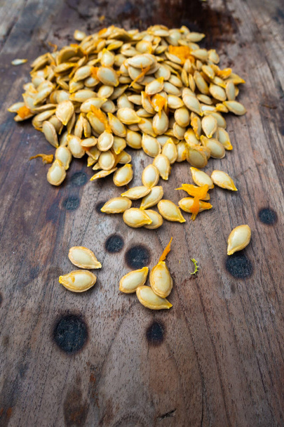 Balkabağı tohumlarını ahşap bir masanın üstüne yakın plan çek. Hindistan - Fotoğraf, Görsel