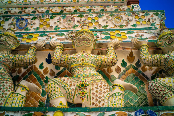 Bangkok mooie Wat Arun rijk van dageraad met mooie hemel Bezienswaardigheden in Thailand - Foto, afbeelding