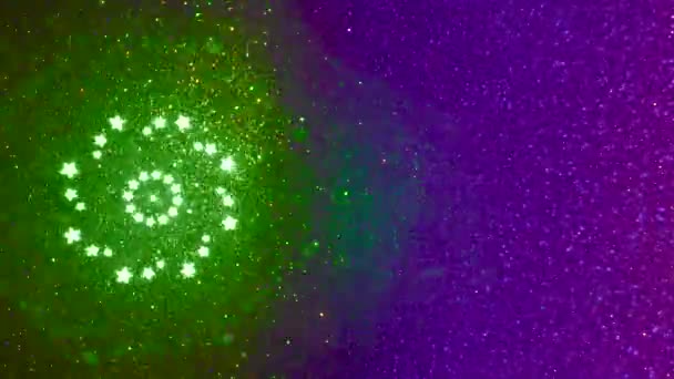 Op een blauwe en lila fijnkorrelige achtergrond, bewegende veelkleurige figuren en groene stralen - Video
