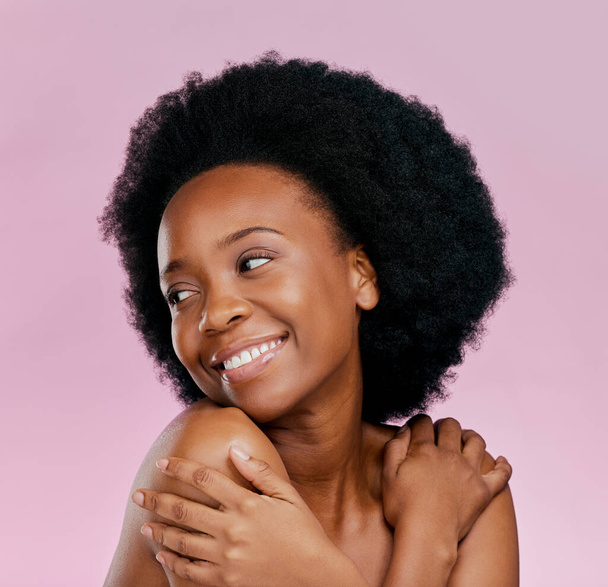 Afro, boldog vagy fekete lány mosollyal gondolkodó bőrgyógyászat, szalon kozmetikumok vagy bőrápolás a stúdióban. Mosoly, látás vagy arc az afrikai modell szépség vagy önszeretet elszigetelt rózsaszín alapon. - Fotó, kép