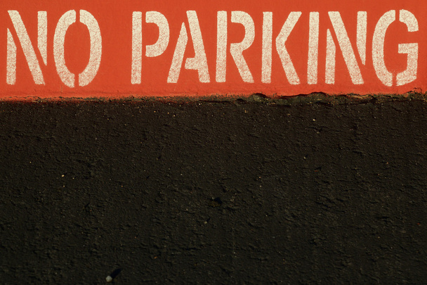 Rode No Parking Curb en Street - Foto, afbeelding