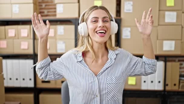 Nuori blondi nainen verkkokauppa liiketoiminnan agentti, jolla on videopuhelu näyttää paketin toimistossa - Materiaali, video