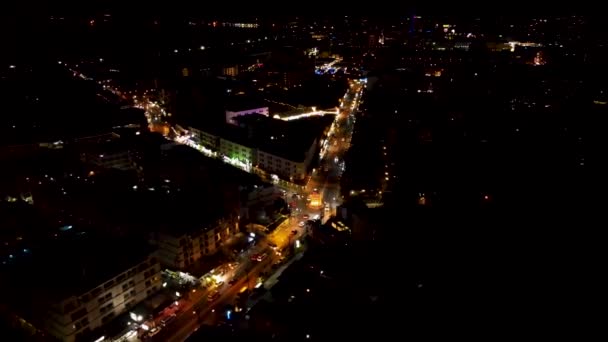 Lennokki kamera, ilmakuva Patong City, Phuket, Thaimaa, kaduilla yöllä, kaupunki, jossa kaikki vierailevat yöllä. Hauskat juhlat - Materiaali, video