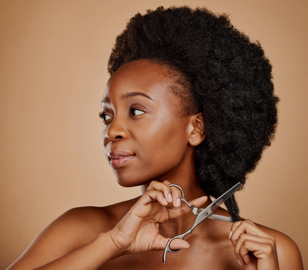 Taglio di capelli, forbici o donna nera con afro in studio su uno sfondo marrone pensando ad un cambiamento. Salone, trasformazione o modello femminile africano naturale dal parrucchiere per acconciatura o bellezza. - Foto, immagini