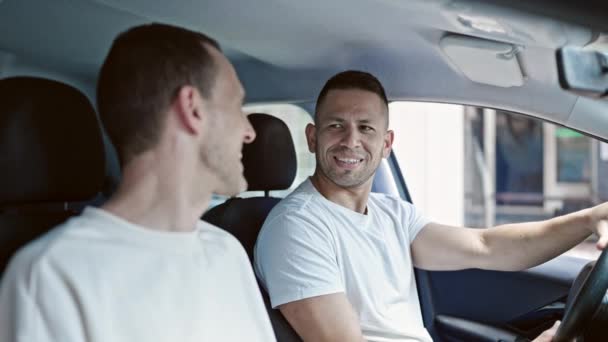 Δύο άνδρες ζευγάρι οδήγηση αυτοκινήτου μιλώντας στο δρόμο - Πλάνα, βίντεο