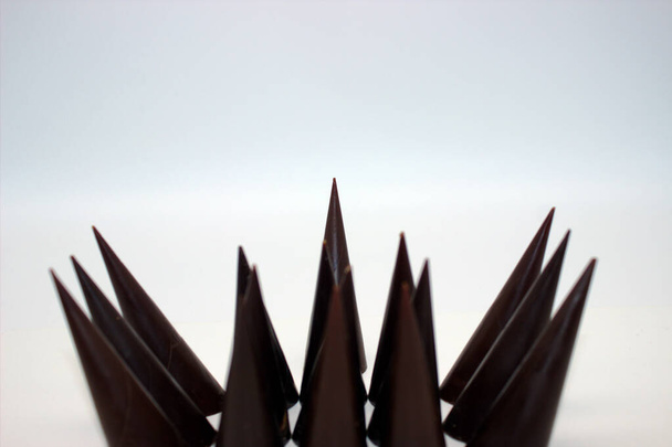Langwerpige chocolaatjes bevinden zich op witte achtergrond - Foto, afbeelding