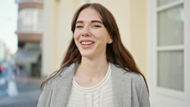 Young hispanic woman smiling confident at street - Filmagem, Vídeo