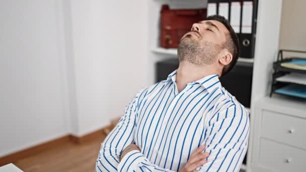 Молодий іспаномовний чоловік бізнесмен втомився працювати в офісі
 - Кадри, відео