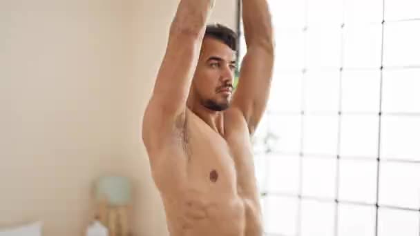 Mladý hispánec muž trénink s činkou v ložnici - Záběry, video
