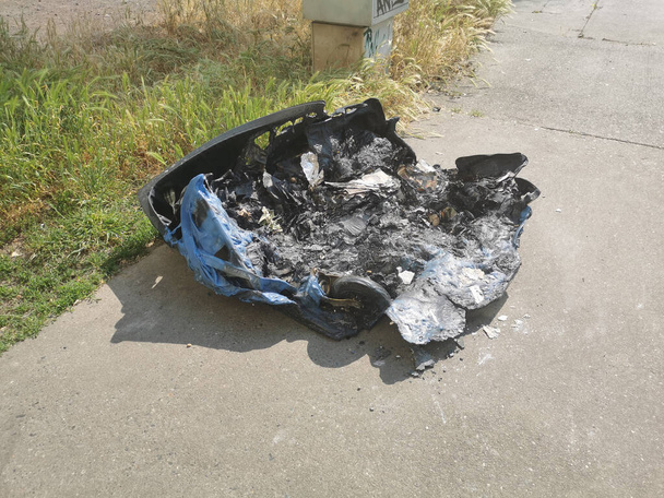 Spalony papierowy pojemnik na śmieci w Niemczech (wandalizm) - Zdjęcie, obraz