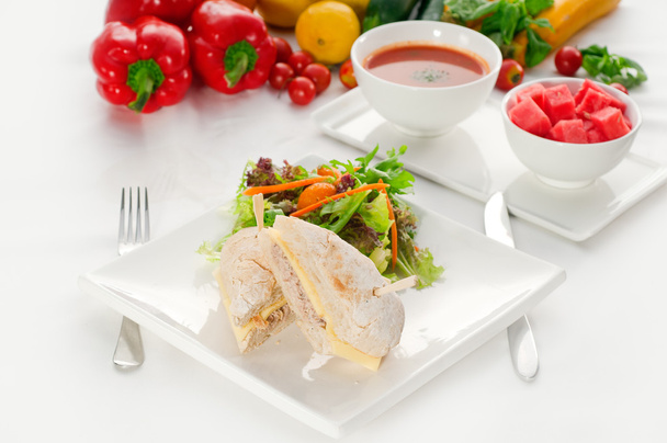Thunfisch-Käse-Sandwich mit Salat - Foto, Bild