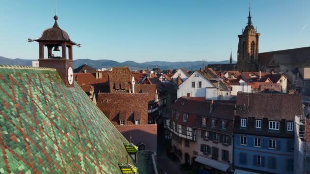 Aerial drone shot of the city of Colmar in Alsace France. Rua tranquila durante o verão com céu azul. Koifhus e Grand Rue - Filmagem, Vídeo