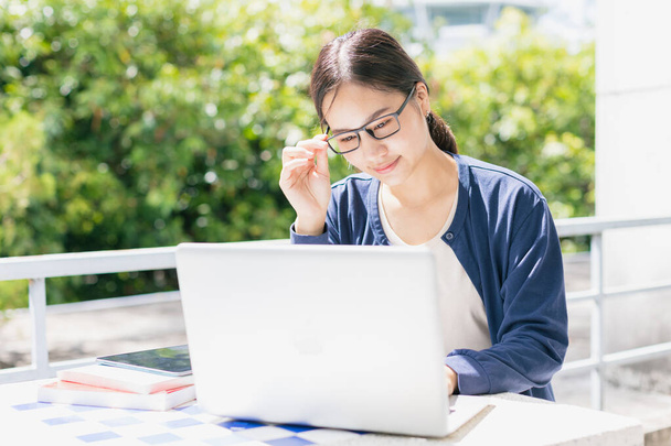 Asiática adolescente chica con ordenador portátil para la educación en línea de aprendizaje o estudiante programador en la universidad. - Foto, imagen