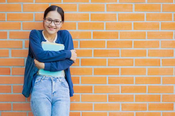 lindo sonriente risa tímido asiático universidad adolescente chica estudiante educación en universidad cándido disparo. - Foto, imagen